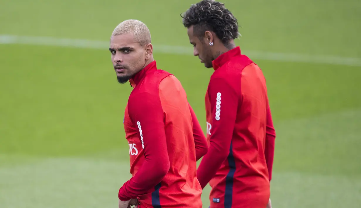Pemain PSG, Layvin Kurzawa (kiri) terlihat serius saat berlath bersama Neymar di Camp des Loges, Paris, (11/8/2017). PSG akan mengawali Liga 1 Prancis melawan Guingamp. (AFP/Kamil Zihnioglu)