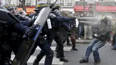 Polisi menembakkan gas air mata ke demonstran menjelang Konferensi Perubahan Iklim Dunia 2015 di Place de la Republique Paris, Prancis, Minggu (29/11). Paris melarang semua aksi demonstrasi pasca teror beberapa waktu lalu. (REUTERS/Eric Gaillard)