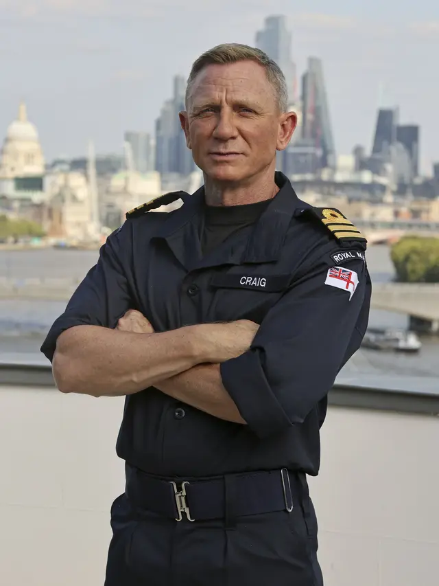 Daniel Craig Kini Berpangkat Komandan Angkatan Laut