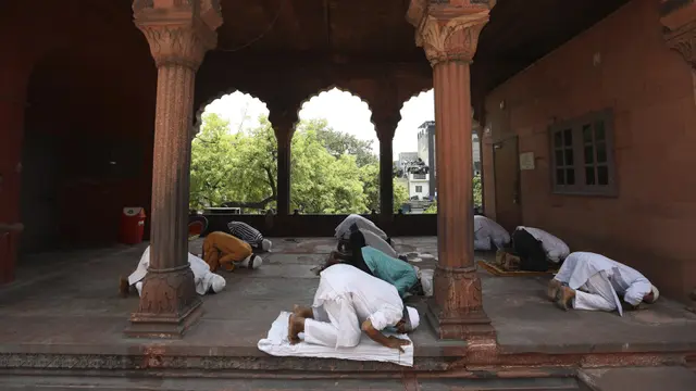 FOTO: Tiga Bulan Lockdown, Tempat Ibadah di India Kembali Dibuka
