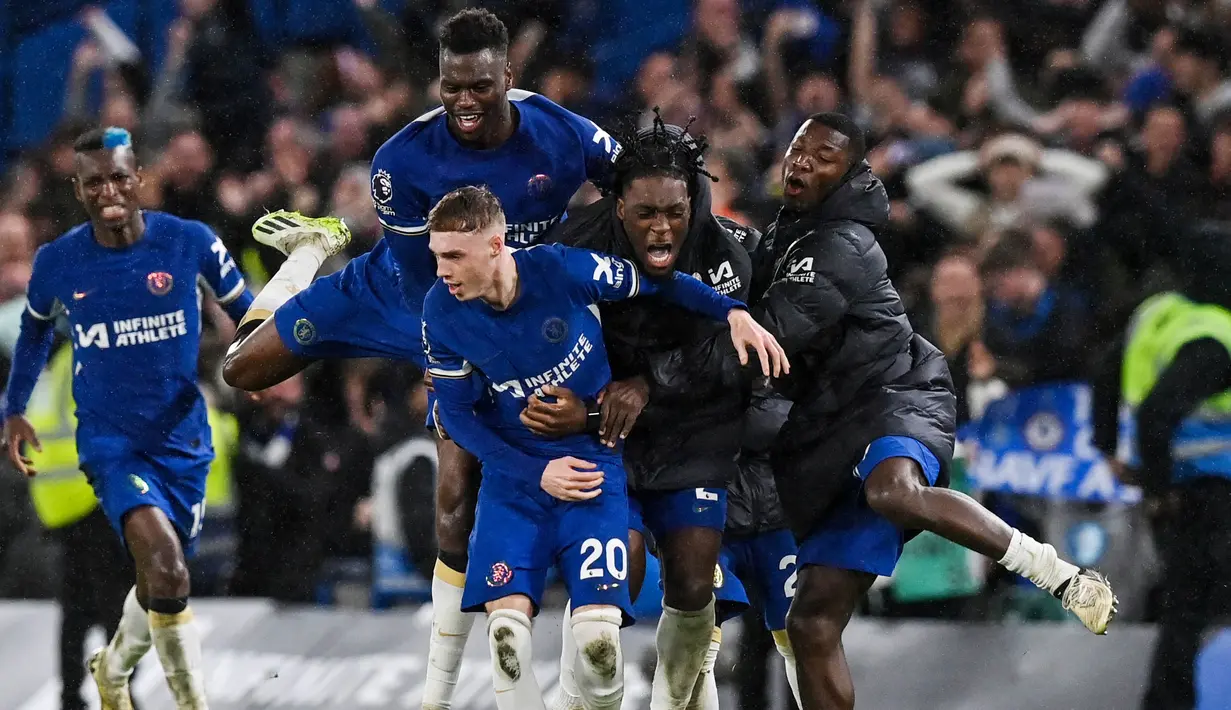 Para pemain Chelsea merayakan gol yang dicetak oleh Cole Palmer ke gawang Manchester United pada laga pekan ke-31 Liga Inggris di Stadion Stamford Bridge, Jumat (5/4/2024). Chelsea menang dengan skor 4-3. (AFP/Glyn Kirk)