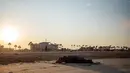 Seorang pria tunawisma tidur pada pagi hari di sebuah pantai di Venesia, California, Amerika Serikat, 12 Agustus 2021. (Apu GOMES/AFP)