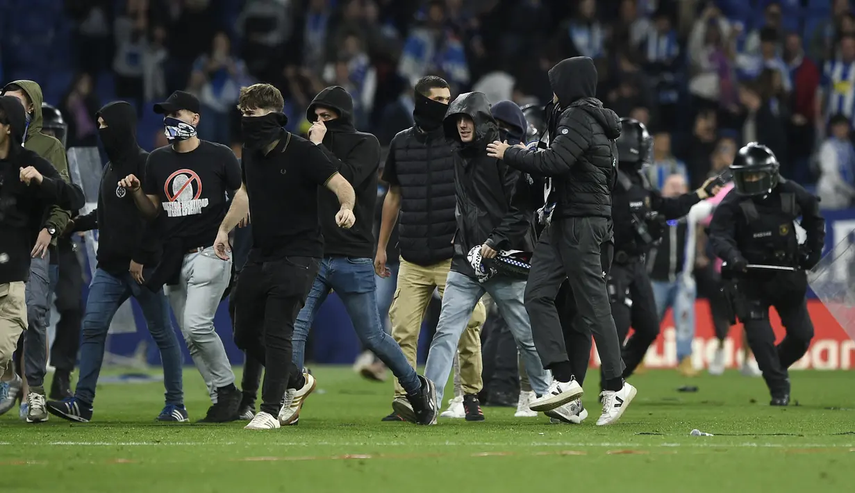 <p>Pada duel yang dimainkan di RCDE Stadium itu, Barcelona menang dengan skor 4-2. (Photo by Josep LAGO / AFP)</p>