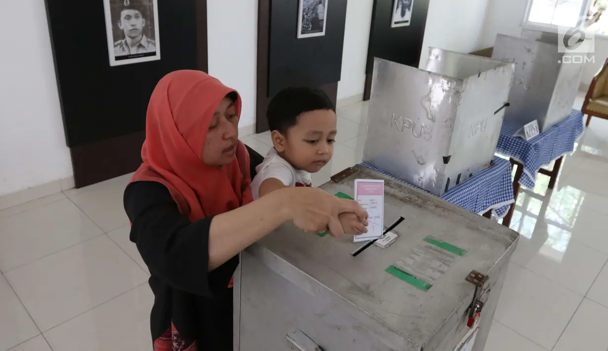 Warga memasukkan surat suara setelah mencoblos pada Pilkada Serentak 2018 di TPS 2 yang berada di dalam Museum Juang Taruna, Tangerang, Rabu (27/6). Warga Kota Tangerang menyalurkan suaranya dalam Pemilihan Walikota tahun ini. (Liputan6.com/Angga Yuniar)