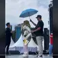 Aksi Happy Asmara Pakai Selimut Hermes dan Dipayungi di Atas Panggung Jadi Sorotan.&nbsp; foto: TikTok @saidhusen995