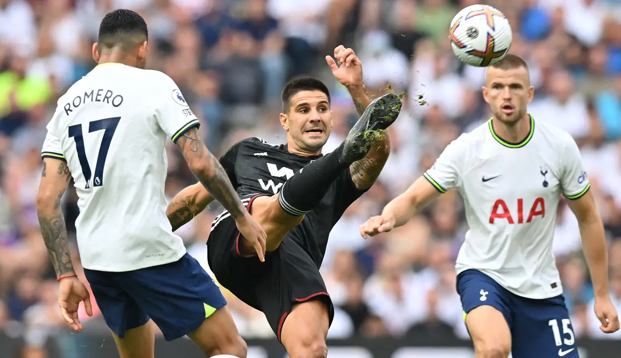 Aleksandar Mitrovic. Striker berusia 28 tahun yang kini memasuki musim ke-5 berseragam Fulham sejak dipermanenkan dari Newacastle united pada awal musim 2018/2019 setelah sempat setengah musim berstatus pinjaman ini menjadi pemain asal Serbia dengan raihan gol terbanyak di Premier League Liga Inggris hingga kini. Total ia telah mencetak 31 gol dan 11 assist dari total 113 laga bersama dua klub, Fulham dan Newcastle United. (AFP/Glyn Kirk)