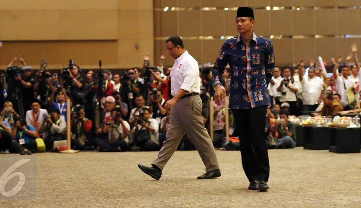 Calon Gubernur  DKI Jakarta Agus Harimurti Yudhoyono dan Anies Baswedan bersiap mengambil nomor urut Pilkada saat Rapat Pleno Pengundian Nomor Urut pasangan Cagub dan Cawagub DKI Jakarta, Selasa, (25/10). (Liputan6/JohanTallo)