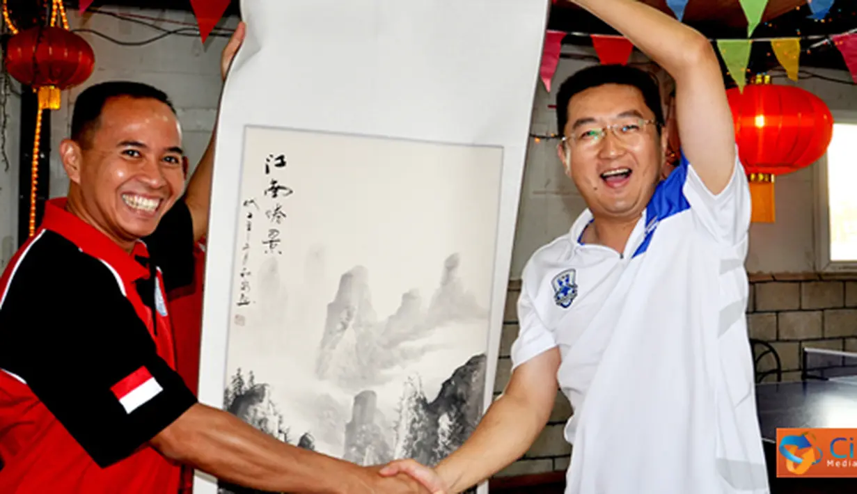 Citizen6, Marjayoun: Usai kegiatan diruang rapat, dilanjutkan dengan kegiatan olahraga bersama. Sebelum meningalkan Rumah Sakit China UNIFIL, dilaksanakan foto bersama dan tukar menukar cinderamata kenang - kenangan. (Pengirim: Badarudin Bakri)
