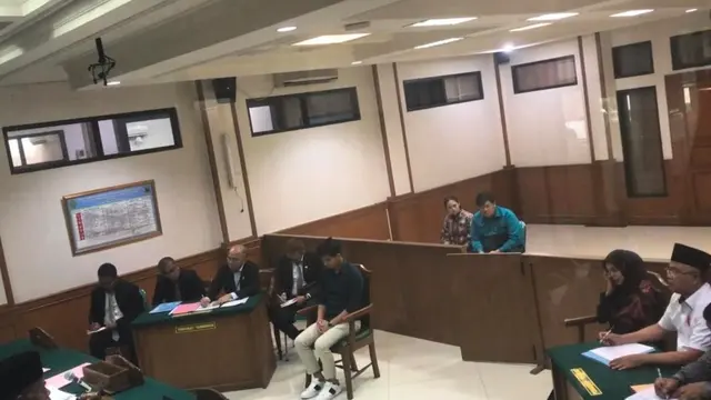 8 Potret Ria Ricis dan Teuku Ryan Hadiri Mediasi Sidang Perceraian, Sempat Cium Tangan