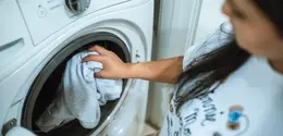 Cara mencuci yang tepat dapat membantu mempertahankan warna, bentuk, dan kualitas bahan pakaian agar tidak cepat rusak. (Foto/Dok: Pexels)