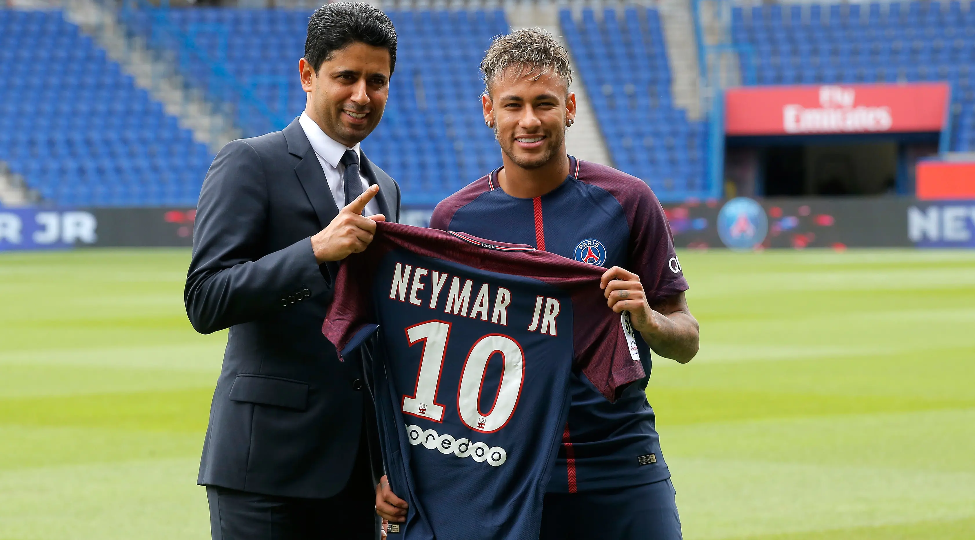 Neymar Jr bersama CEO Nasser Al-Khelaifi menunjukkan jersey klub PSG usai resmi bergabung dalam konferensi pers bersama PSG di Paris, (4/8). PSG secara resmi telah mengontrak mantan pemain Barca itu selama lima tahun. (AP Photo/Michel Euler)