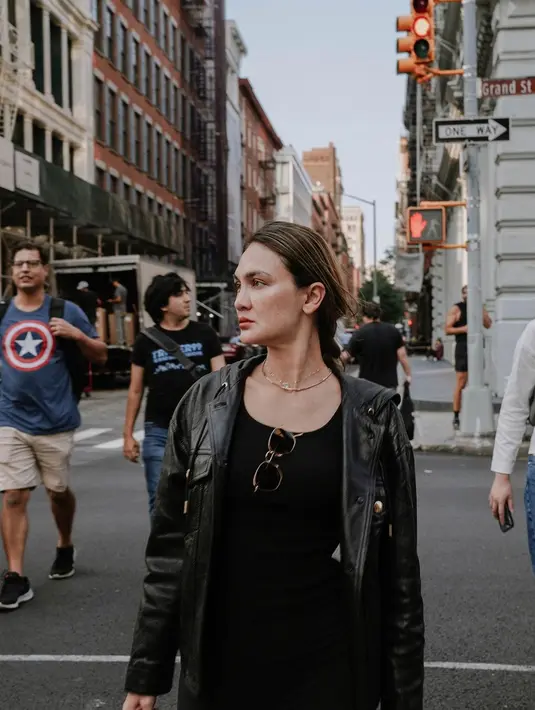 Luna Maya saat berjalan menikmati kota New York. Demi beri kesan elegan, Luna Maya juga menguncir rambutnya tersebut dengan gaya pony tail. (Instagram/lunamaya)
