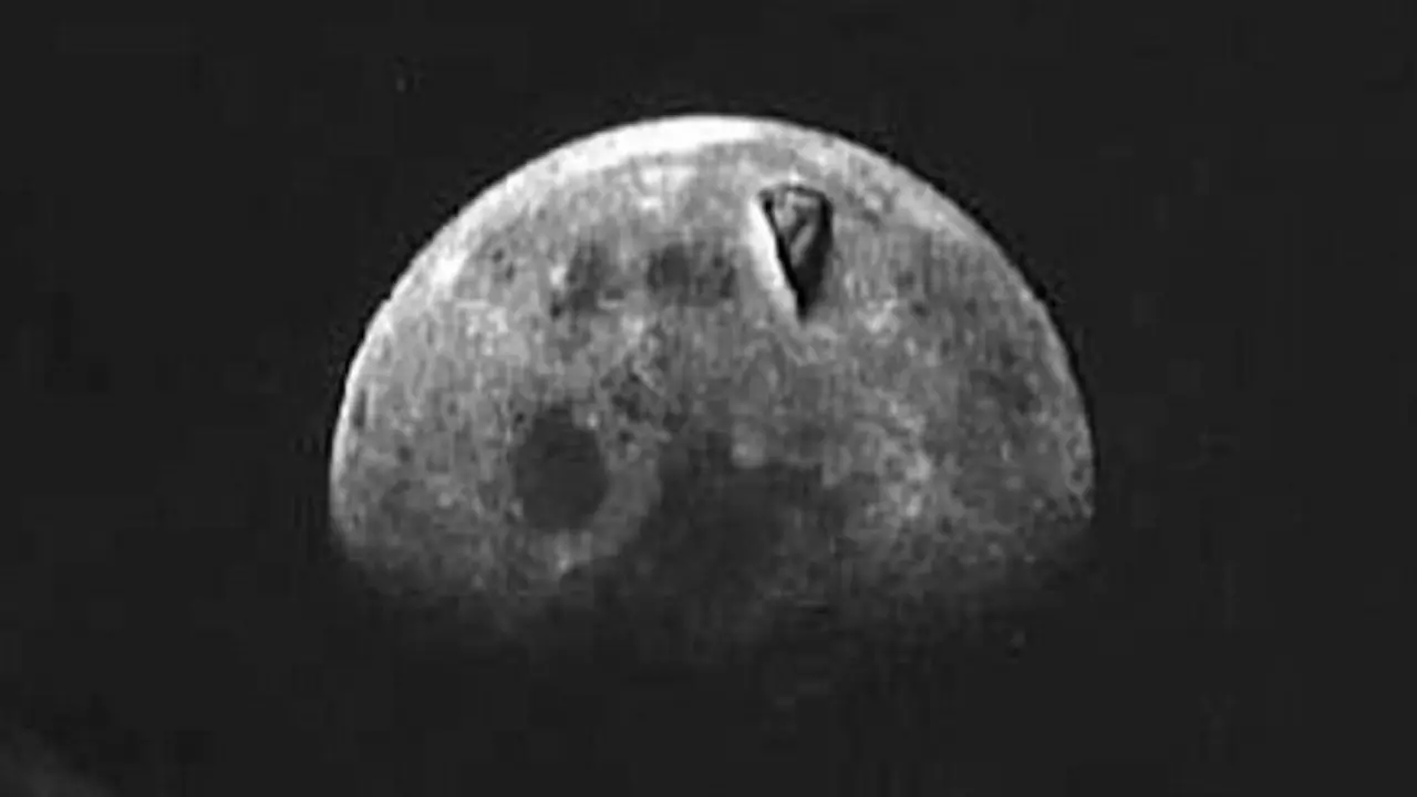 Benda berbentuk segitiga yang terdapat di Bulan menimbulkan spekulasi bahwa obyek tersebut merupakan UFO