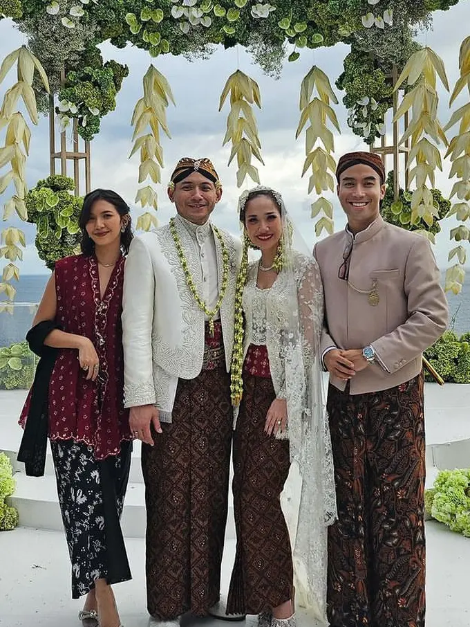 Outfit Pasangan Artis Hadir Kondangan Bunga Citra Lestari