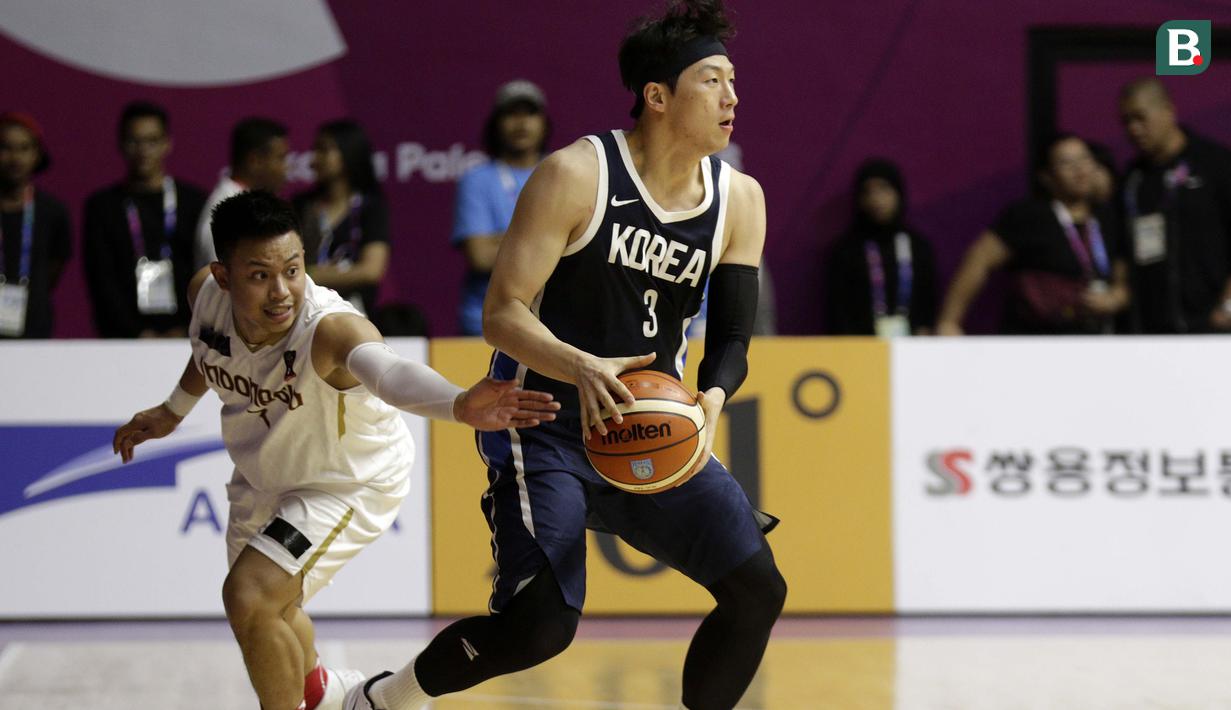 Pebasket Indonesia, Andakara Prastawa Dhyaksa, berusaha merebut bola dari pebasket Korea Selatan, Junghyun Lee, pada laga Asian Games 2018 di Hall Basket GBK, Selasa (14/8/2018). Indonesia takluk 65-104 dari Korsel. (Bola.com/Peksi Cahyo)