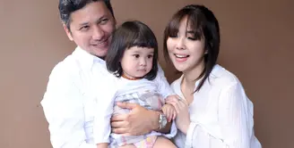 Gisella Anastasia, istri dari presenter Gading Marten ini memang seorang ibu yang baik. Ia selalu terlihat begitu sungguh-sungguh dalam merawat dan membesarkan anak perempuannya yang menggemaskan itu. (Nurwahyunan/Bintang.com)