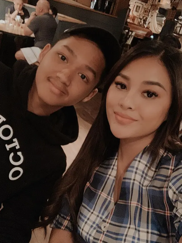 7 Potret Kebersamaan Azriel dan Aurel Hermansyah, Sibling Goals