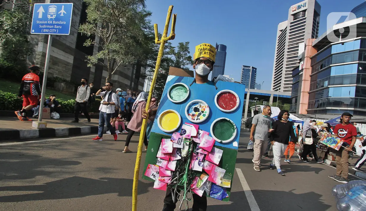 Seorang aktivis melakukan Aksi pawai bebas plastik saat Hari Bebas Kendaraan (Car Free Day) di Jakarta, Minggu (24/7/2022). Aksi tersebut mengajak masyarakat untuk peduli lingkungan dari sampah plastik kemasan atau sekali pakai yang saat ini banyak mencemari laut di Indonesia. (Liputan6.com/Angga Yuniar)