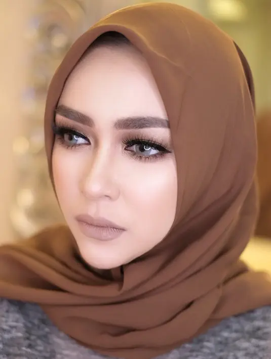 Wanita 31 tahun ini dulu dikenal sebagai sosok yang tomboi dan ceria. Namun kini ia telah tumbuh menjadi wanita dewasa yang anggun. Maka tak heran, kalau Aryani Fitriana berdandan dengan makeup tebal. Kali ini ia memilih makeup nude yang memukau. (Liputan6.com/IG/@aryanifitriana24)