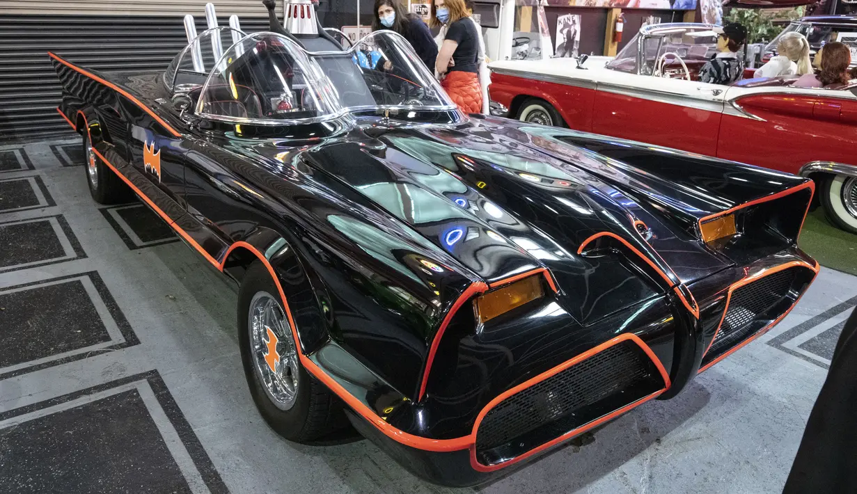 Para pengunjung mengamati Batmobile dari film "Batman" (1966) di Klairmont Kollections di Chicago, Illinois, Amerika Serikat (AS) (25/10/2020). Klairmont Kollections merupakan sebuah museum koleksi mobil pribadi yang menampilkan lebih dari 300 kendaraan. (Xinhua/Joel Lerner)