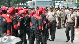 Awalnya ribuan buruh hendak menuju Istana Negara, namun dihadang oleh aparat kepolisian sehingga buruh menuju kantor Mahkamah Agung (MA), Jakarta, Kamis (10/12/2015). (Liputan6.com/Yoppy Renato)
