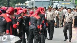Awalnya ribuan buruh hendak menuju Istana Negara, namun dihadang oleh aparat kepolisian sehingga buruh menuju kantor Mahkamah Agung (MA), Jakarta, Kamis (10/12/2015). (Liputan6.com/Yoppy Renato)