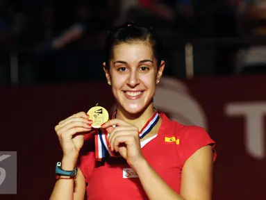 Pebulutangkis Spanyol, Carolina Marin sukses mempertahankan gelar juara dunia bulutangkis tunggal putri usai mengandaskan perlawanan Saina Nehwal (India) di BWF World Championships 2015 di Jakarta, Minggu (16/8/2015). (Liputan6.com/Helmi Fithriansyah)