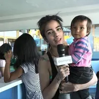 Sheila Marcia membawa ketiga anaknya, Leticia, Nathaniel, dan Brianna ke sebuah tempat permainan di kawasan Sanur, Denpasar Bali.