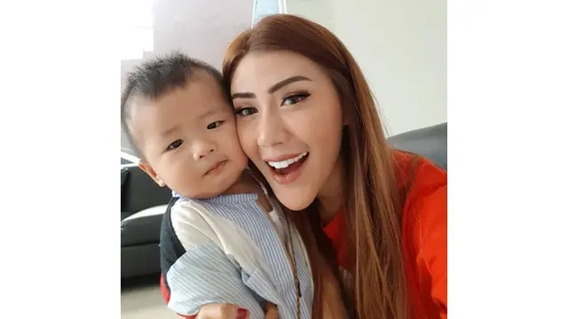 Menangis Terus Karena Rindu, Ini 6 Momen Mesra Rey Utami Bareng Anak