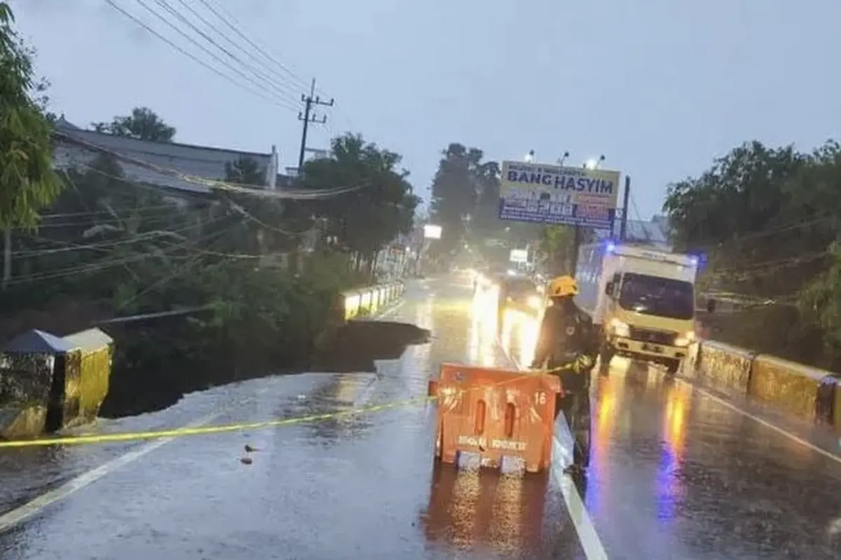 Jembatan penghubung Bondowoso-Jember sebagian ambrol. (Liputan6.com/Hermawan Arifianto)