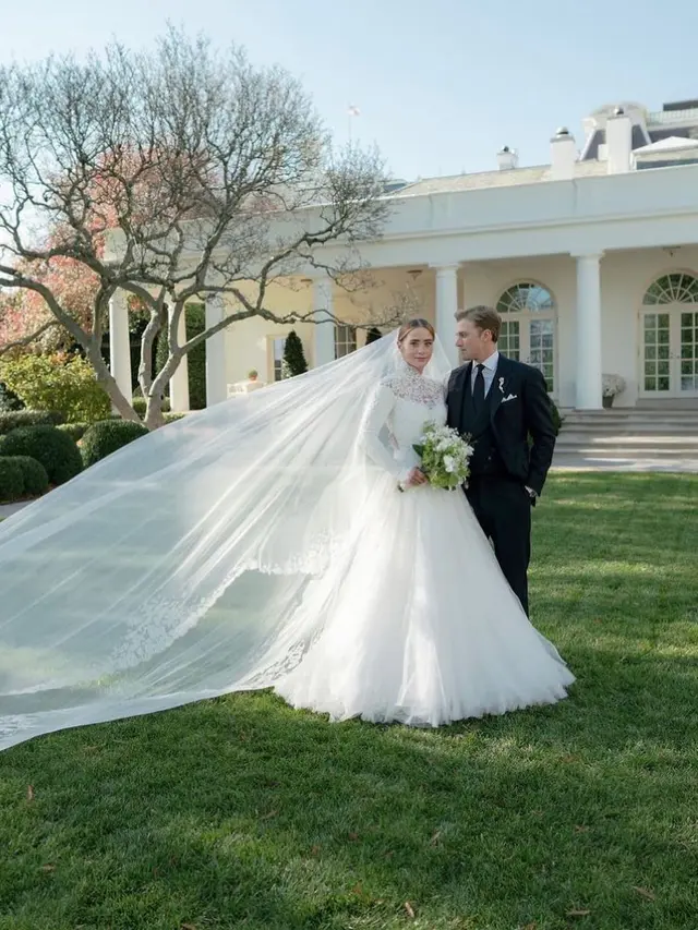 Potret Anggun Cucu Joe Biden, Naomi Biden dalam Gaun Pengantian Ralph Lauren