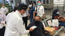 Menteri Perhubungan Budi Karya Sumadi membagikan masker kepada penumpang saat meninjau Stasiun Pasar Senen, Jakarta, Kamis (19/10/2020). Budi meninjau Stasiun Pasar Senen untuk memastikan masalah keselamatan dan penerapan protokol kesehatan saat libur panjang berlangsung dengan baik. (Dok: Kemenhub)
