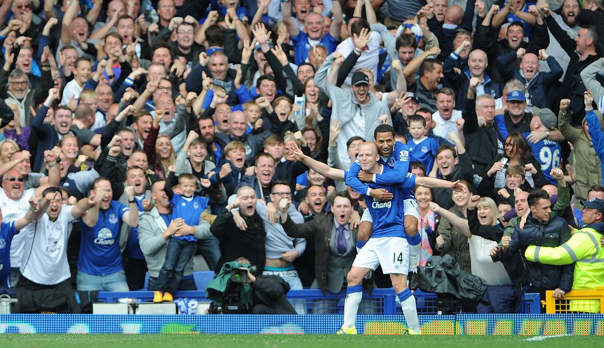 Pemain Everton, Steven Naismith, merayakan gol ketiganya ke gawang Chelsea dalam lanjutan Liga Premier Inggris di Stadion Goodison Park. Sabtu (12/9/2015). (EPA/Peter Powell)