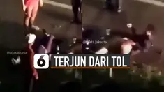 Kejadian ngeri dialami oleh dua pengendara motor ini karena terjun bebas ke jalan tol. Beruntung dua pengendara motor itu masih bisa selamat, hanya saja mengalami patah tulang.