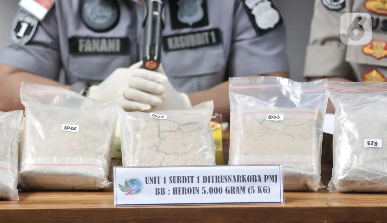 Barang bukti heroin ditunjukkan saat rilis pengungkapan kasus narkoba di Mapolda Metro Jaya, Jakarta, Kamis (12/12/2019). SH dibekuk  di kawasan Gunung Sahari dan menyita heroin seberat 5 kilogram yang disembunyikan di dalam dus susu bubuk. (merdeka.com/Iqbal S. Nugroho)