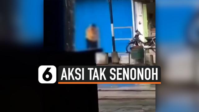 ADEGAN TAK SENONOH PASANGAN MUDA DI PINGGIR JALAN