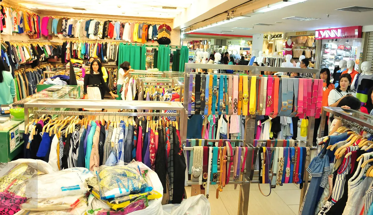 Aktivitas jual beli di salah satu pusat perbelanjaan di Jakarta, Jumat (11/11). Pemerintah akan menghentikan impor barang secara borongan untuk meminimalisasi kegiatan penyelundupan yang bisa merugikan industri dalam negeri. (Liputan6.com/Angga Yuniar)