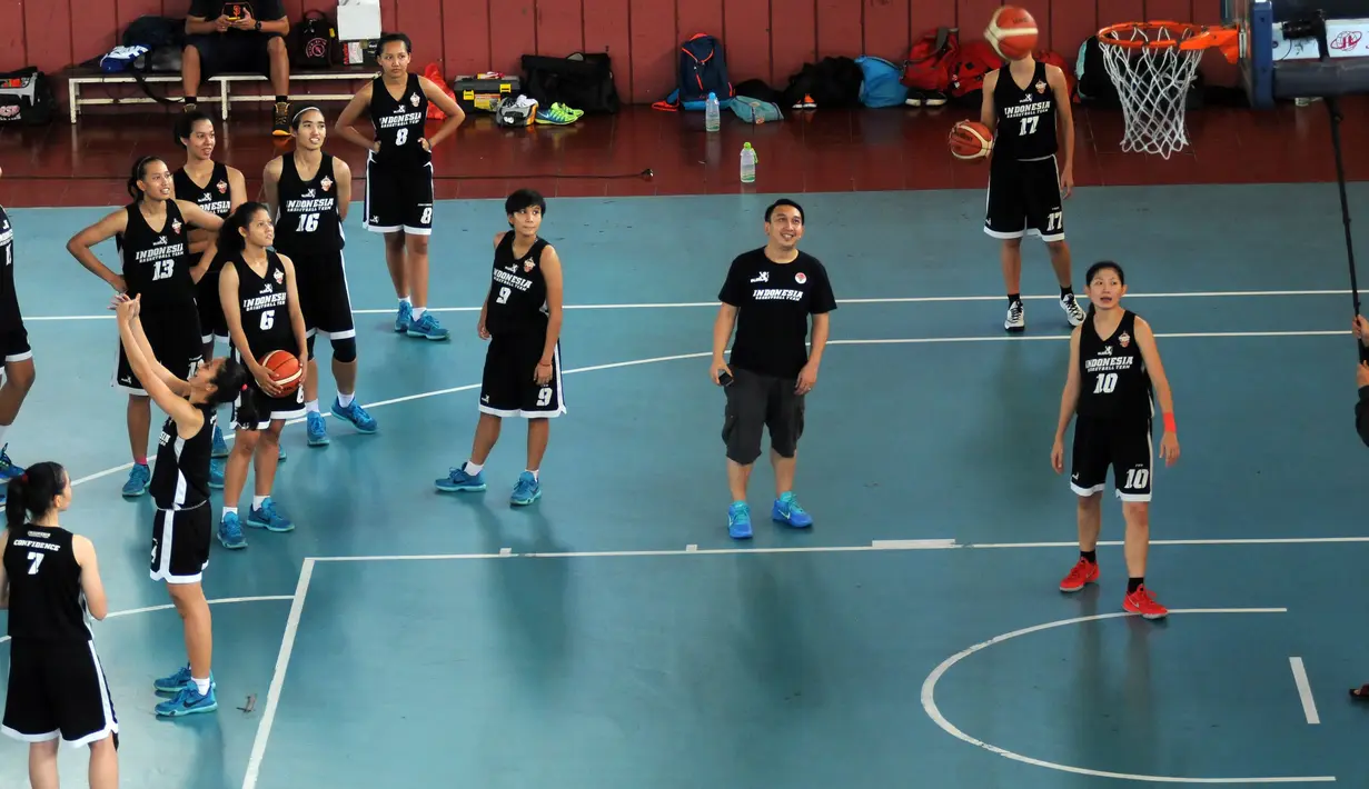 Jelang berlaga di Sea Games 2015 Singapura, Tim Basket Putri Indonesia memantapkan pola latihan di Hall A Senayan Jakarta, (23/5/2015). Untuk meredakan ketegangan, tim basket putri Indonesia bermain games usai berlatih. (Liputan6.com/Helmi Fithriansyah)