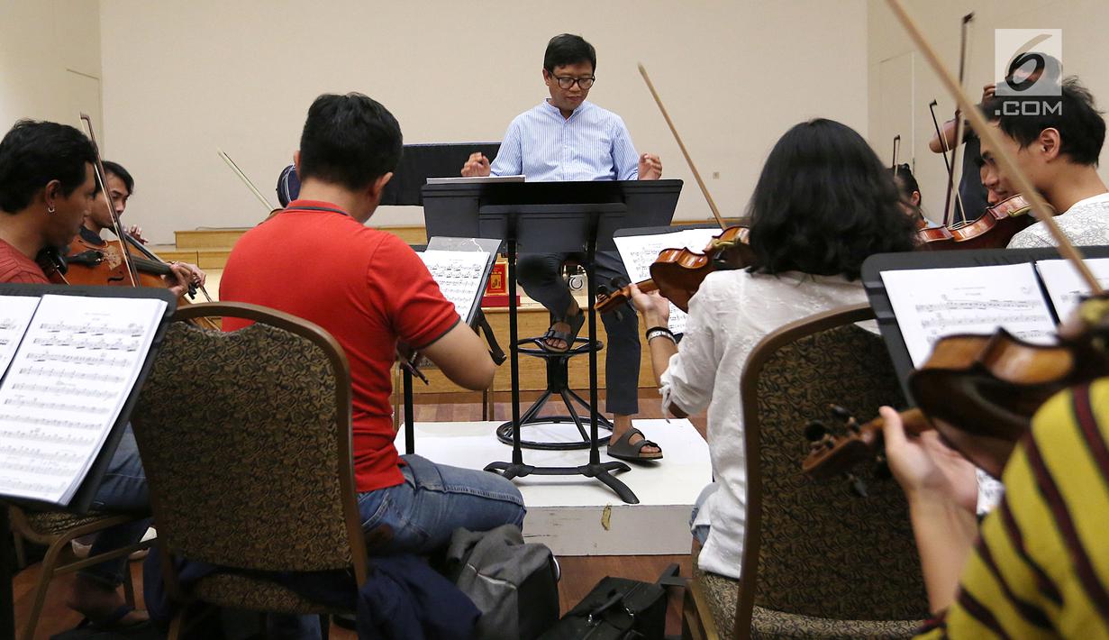 Konduktor Avip Priatna saat memimpin latihan jelang konser Sabda Semesta di Jakarta, Senin (25/9). Konser yang dihadiri komponis muda dunia dihadirkan dalam bentuk Sajak Simfonik. (Liputan6.com/Fery Pradolo)