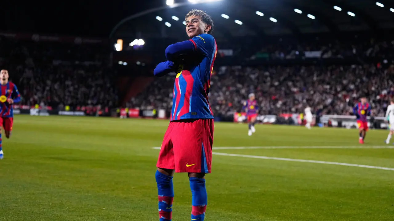 Lamine Yamal merayakan golnya di laga Albacete vs Barcelona di perempat final Copa del Rey di Estadio Carlos Belmonte, Rabu (04/02/2026) dini hari WIB.