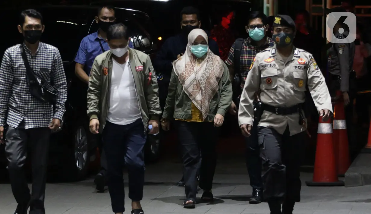 Bupati Kolaka Timur (Koltim) Sulawesi Tenggara, Andi Merya Nur (ketiga kiri) saat tiba di Gedung KPK, Jakarta, Rabu (22/9/2021). Sebelumnya, Andi Merya Nur terjaring operasi tangkap tangan (OTT) KPK bersama lima orang lainnya pada Selasa (21/9) malam. (Liputan6.com/Helmi Fithriansyah)
