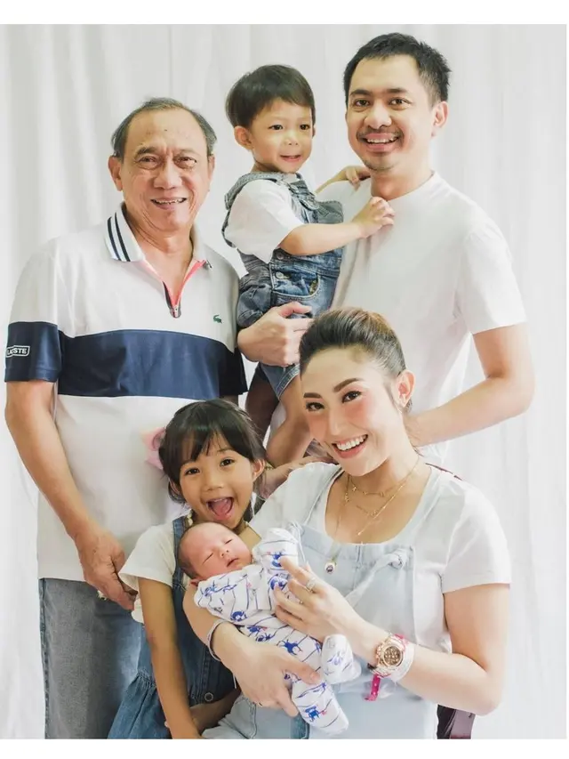 Potret Terbaru Ayu Dewi Pasca Melahirkan Bersama Keluarga