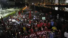 Di Brasil, ratusan massa kembali berunjuk rasa menentang kebijakan pembelanjaan dana untuk penyelenggaraan Piala Dunia, (23/5/2014). (REUTERS/Nacho Doce)