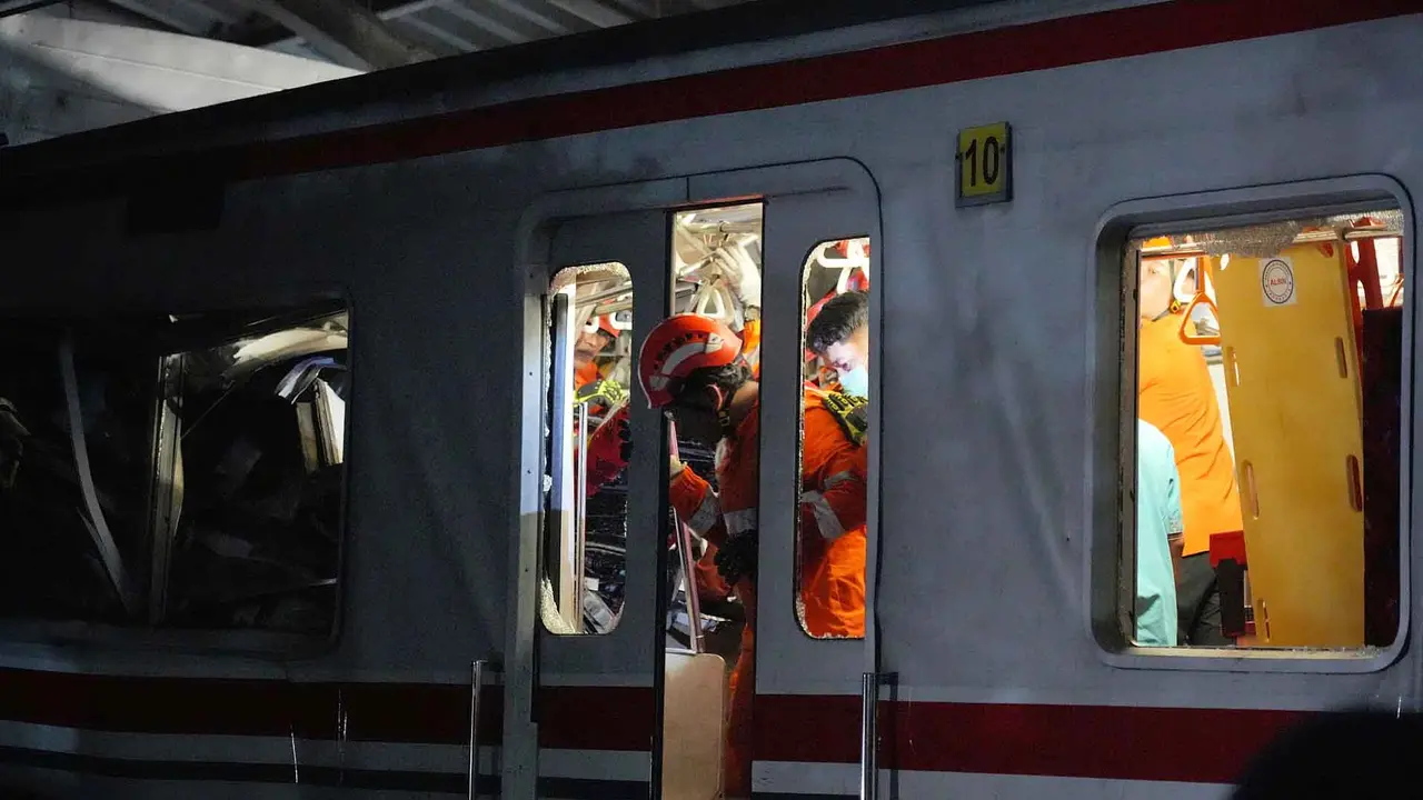 Korban Kecelakaan Kereta di Stasiun Bekasi Timur: 5 Meninggal Dunia, 3 Masih Terjepit, dan Puluhan Terluka