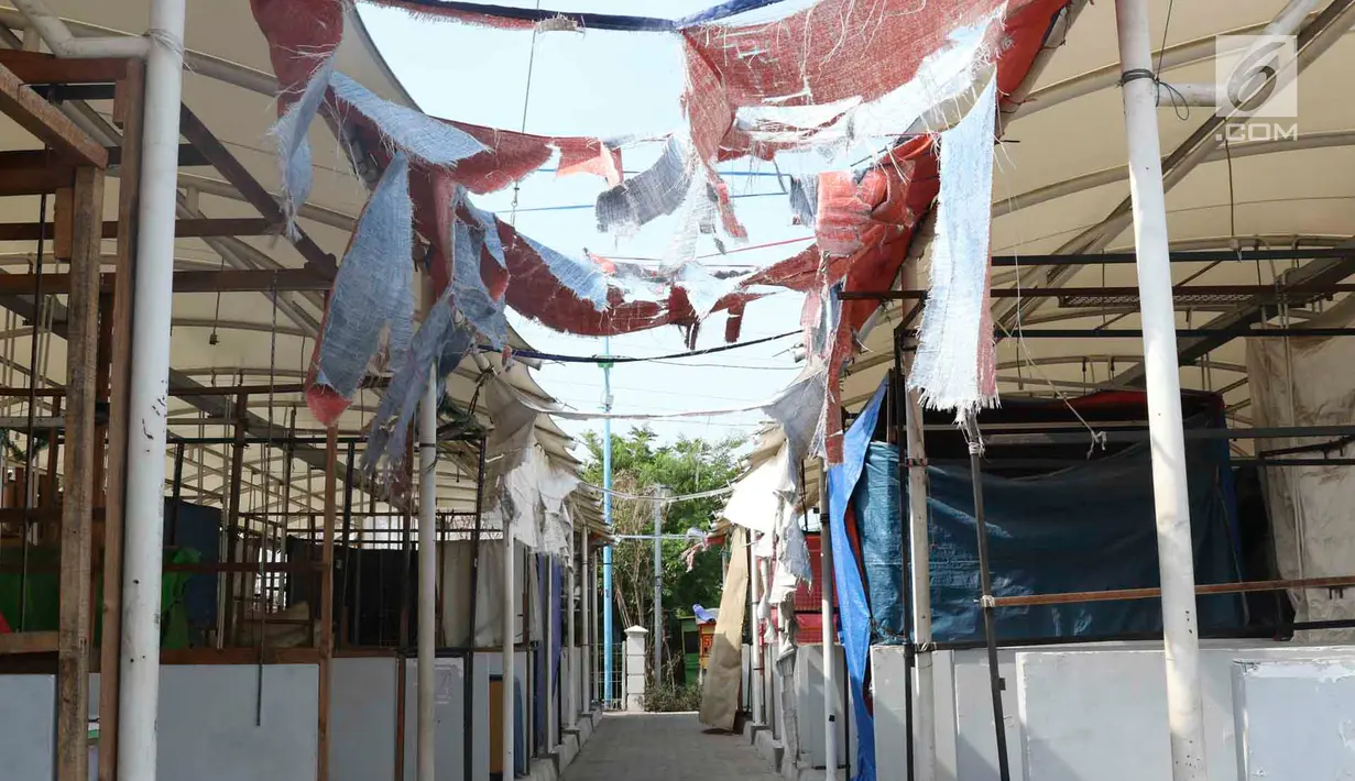 Suasana lapak pedagang yang kosong di Lokasi Binaan Taman Kota Intan, Jakarta, Senin (17/12). Sepinya pengunjung menyebabkan banyak lapak di kawasan relokasi PKL Kota Tua tersebut banyak yang kosong dan tutup. (Liputan6.com/Immanuel Antonius)