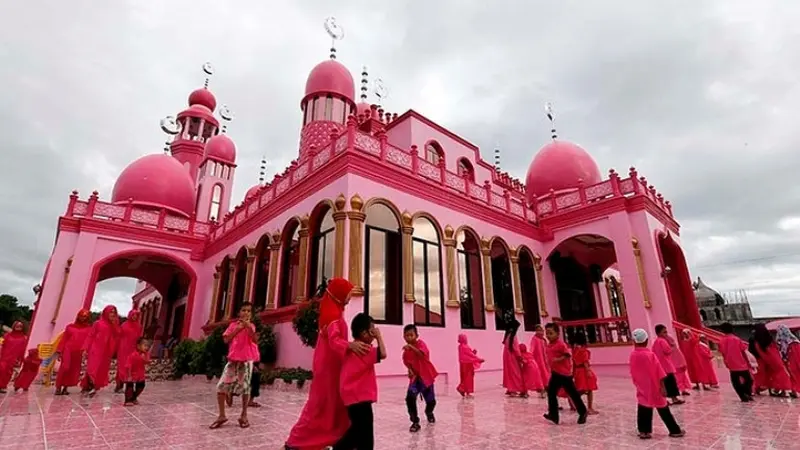 Uniknya Masjid Merah Muda yang Melambangkan Perdamaian