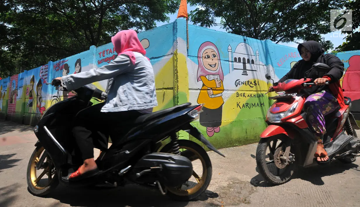 Warga mengendarai sepeda motor melintas di 'Gang Mural', Kelurahan Rorotan, Jakarta, Kamis (29/3). Ide Gang Mural ini diinisiasi oleh Kelurahan Rorotan dan gambar-gambar di sepanjang tembok dilukis oleh petugas PPSU. (Merdeka.com/Iqbal S Nugroho)