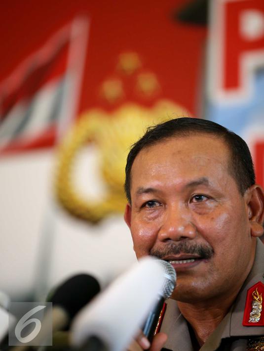 Kapolri Badroidin Haiti memberikan keterangan pers di Gedung Divhumas Mabes Polri, Jakarta, Sabtu (16/1/2016). Kapolri memberikan keterangan terkait Teroris Bom Jakarta beberapa hari lalu. (Liputan6.com/Faizal Fanani)