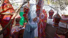 Rehan Hazem Sharab, seorang pengungsi Palestina berusia 32 tahun, menggantung lampion buatan tangan yang terbuat dari kotak-kotak bantuan bekas saat bersiap menyambut bulan suci Ramadan, di luar tendanya di lingkungan Al-Mawasi, Khan Younis, di Jalur Gaza selatan pada Sabtu 7 Februari 2026. Menjelang bulan Ramadan, Rehan Hazem Sharab (32 tahun), seorang perempuan pengungsi yang tinggal di lingkungan Al-Mawasi, Khan Younis, Jalur Gaza selatan, mengubah kardus bantuan dan beberapa kain menjadi lampion Ramadan atau fanous. (Bashar Taleb/AFP)