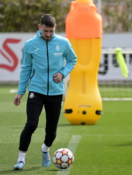 Gelandang Villarreal, Moi Gomez membawa bola saat mengikuti sesi latihan di Ciudad deportiva Villarreal di Vila-Real (5/4/2022). Villarreal akan bertanding melawan Bayern Munchen pada leg pertama perempat final Liga Champions di Estadio de la Ceramica, Spanyol. (AFP/Jose Jordan)